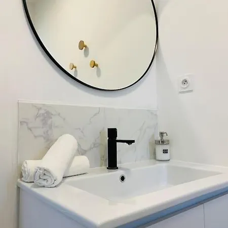 Апартаменти Le Condorcet. Charme Et Confort A Championnet *